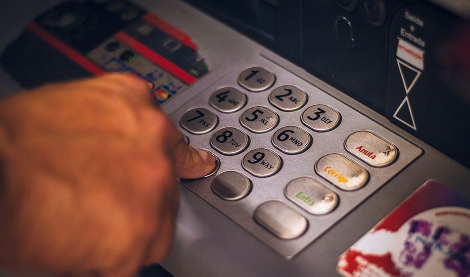 Igualdad formará a personal bancario para detectar casos de soledad no deseada en personas mayores
