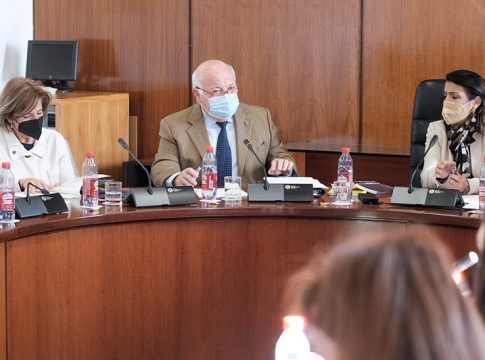 Aguirre defiende que el SAS pueda contratar personal laboral para garantizar la asistencia sanitaria en Andalucía