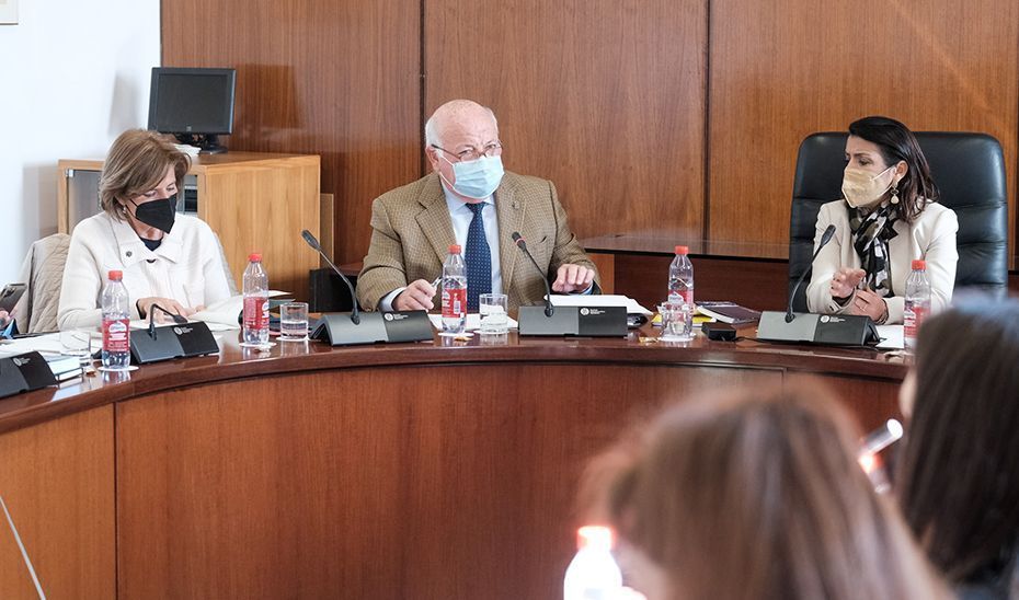 Aguirre defiende que el SAS pueda contratar personal laboral para garantizar la asistencia sanitaria en Andalucía