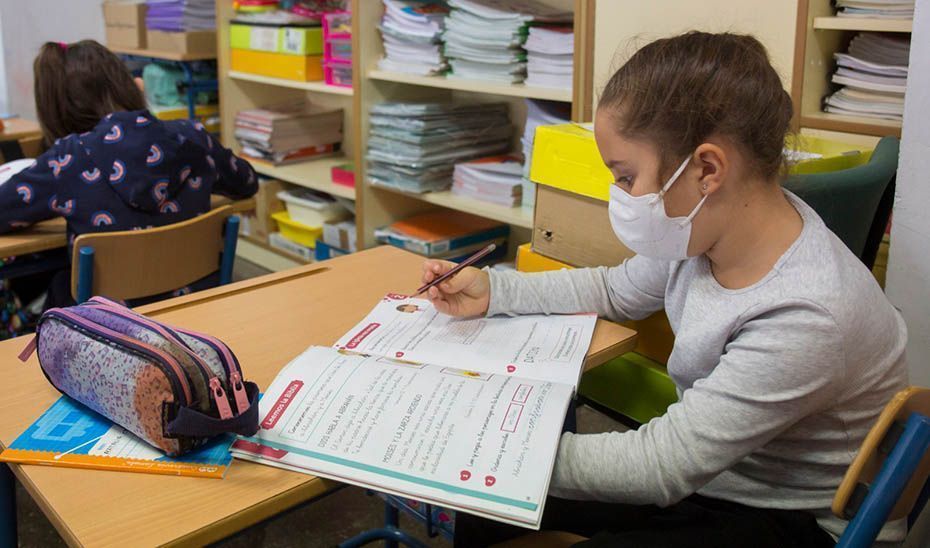 Imbroda destaca el aumento de docentes y aulas en la legislatura a pesar del descenso de casi 50.000 alumnos en Infantil y Primaria