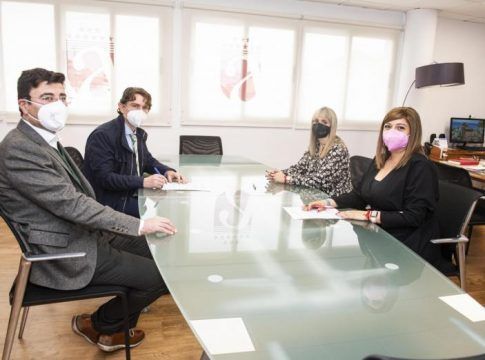 Correos y el Ayuntamiento de Armilla firman un convenio para facilitar el pago de los tributos municipales en cualquier oficina postal