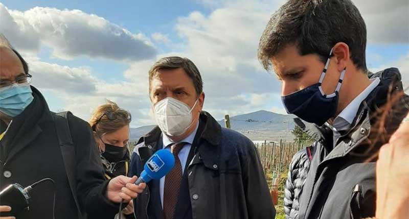 Luis Planas expresa la necesidad de incentivar la agricultura del carbono 