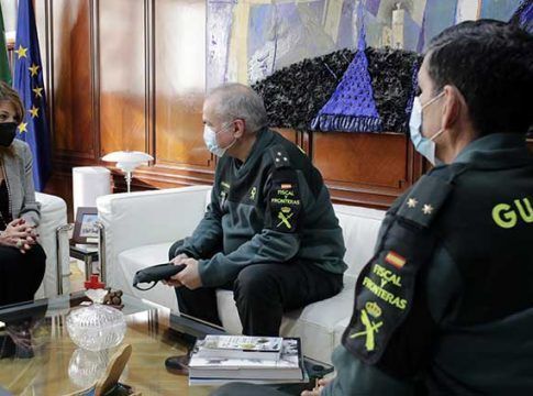 La presidenta del Puerto de Huelva recibe al capitán de la Guardia Civil Pedro Antonio Tejada