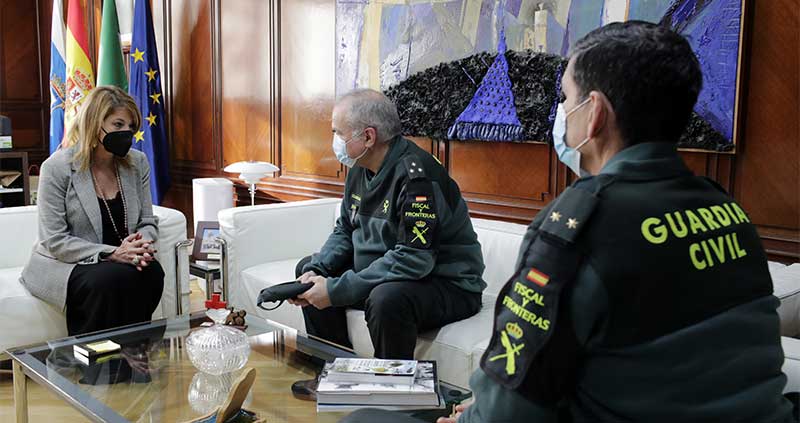 La presidenta del Puerto de Huelva recibe al capitán de la Guardia Civil Pedro Antonio Tejada