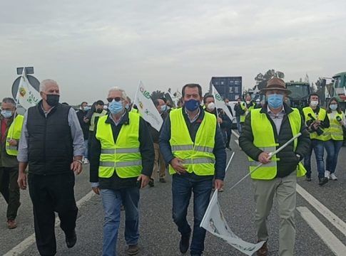 4.000 agricultores y ganaderos cortan la AP-4 por una «PAC justa y precios dignos» para el campo sevillano