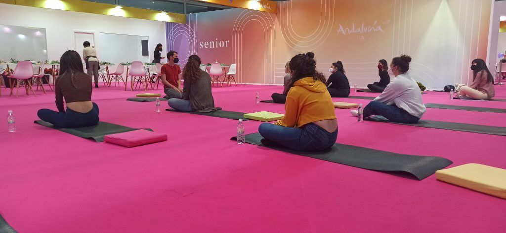 Yoga, risas y flores para el público senior en el pabellón de Andalucía de FITUR
