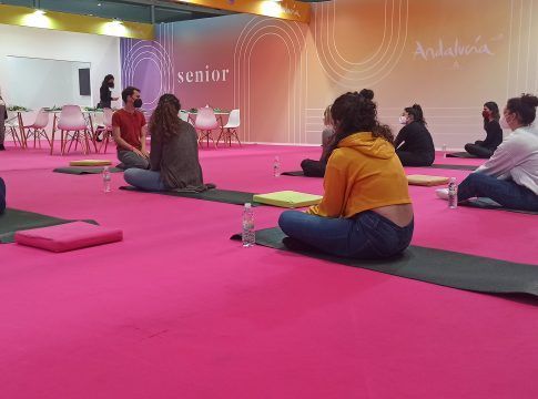 Yoga, risas y flores para el público senior en el pabellón de Andalucía de FITUR