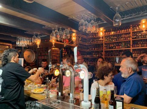 La Catedral de la Cerveza en Pedrera reabre sus puertas con más de 2.000 nuevas botellas de todo el mundo