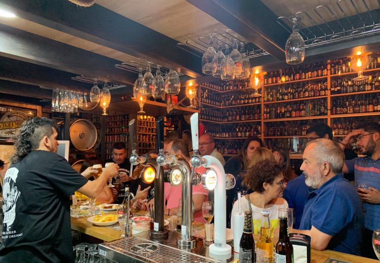 La Catedral de la Cerveza en Pedrera reabre sus puertas con más de 2.000 nuevas botellas de todo el mundo