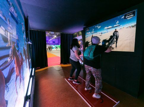 Los jóvenes disfrutan de actividades lúdicas y de ocio en el pabellón de Andalucía