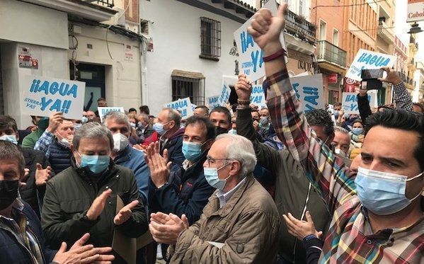 Los agricultores del Condado culpan al Gobierno de no poder regar aún con agua superficial