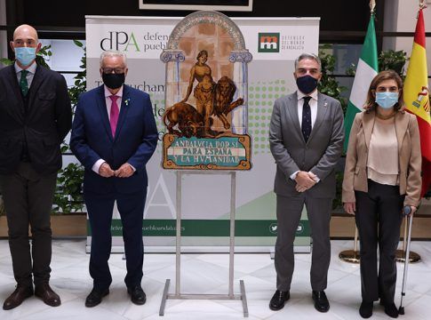 Bendodo asegura que "ser andalucista es defender a los transportistas y a los pescadores que tienen su flota amarrada"