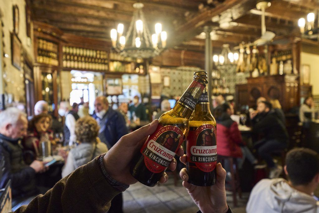 Una edición limitada de Cruzcampo para conmemorar 350 años de ‘El Rinconcito’