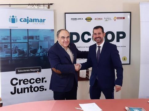 Cajamar firma un convenio con Dcoop para ayudar a financiar la transformación de cultivos de sus socios