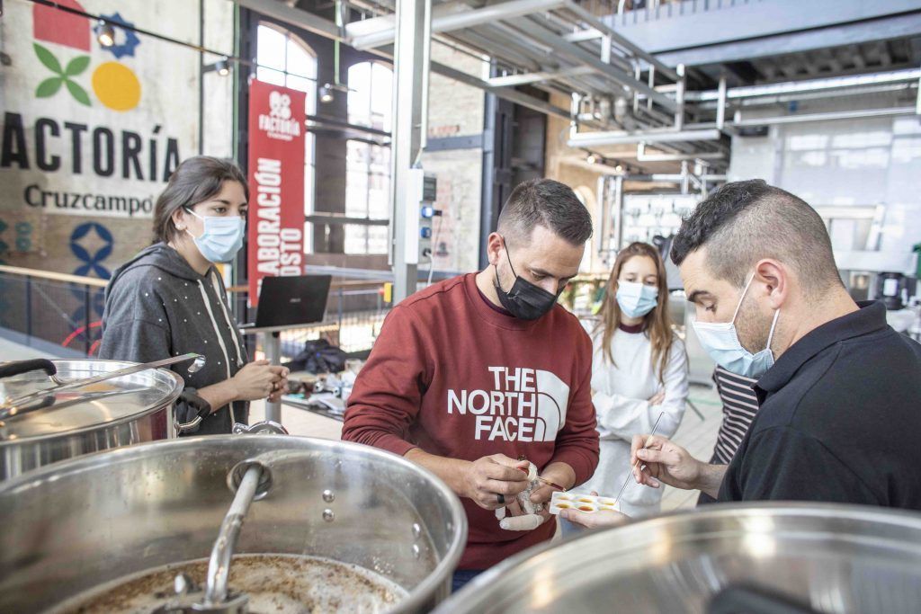 Fundación Cruzcampo y Universidad de Sevilla amplían su colaboración para formar a jóvenes como expertos en la elaboración de cerveza
