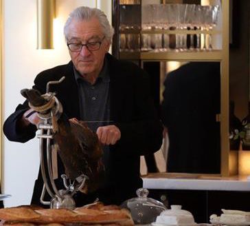 Robert de Niro disfruta del jamón de bellota 100% ibérico Cinco Jotas en la cena histórica con el menú más caro del mundo
