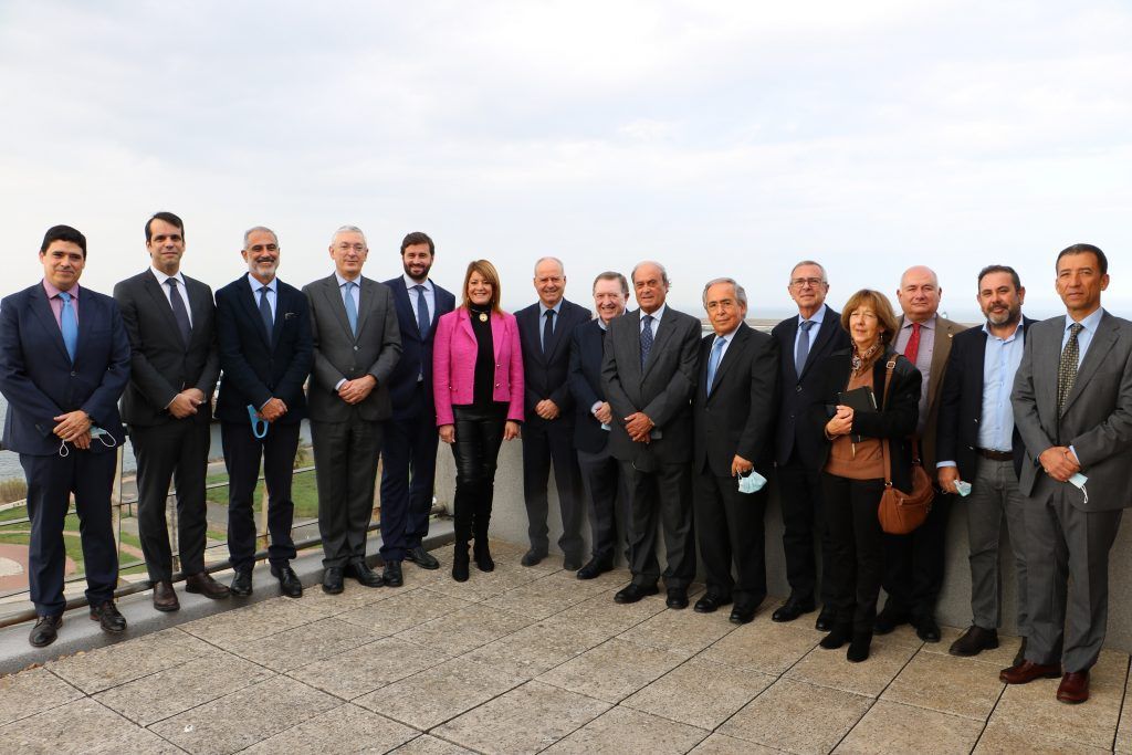 La presidenta del Puerto de Huelva acompañada de los presidentes de HuelvaPort y la Cámara de Comercio, y AIQBE realizan una visita al Puerto de Sines
