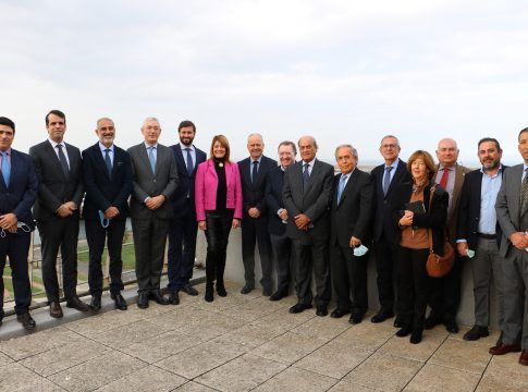 La presidenta del Puerto de Huelva acompañada de los presidentes de HuelvaPort y la Cámara de Comercio, y AIQBE realizan una visita al Puerto de Sines