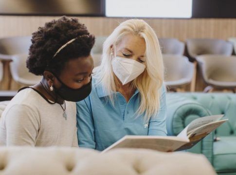 Voluntarios de CaixaBank en Sevilla acompañan en la lectura a más de 400 menores vulnerables