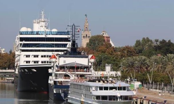 El Puerto de Sevilla recibe al primer crucero de la temporada