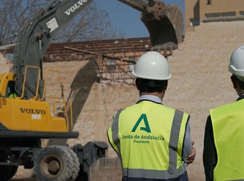 Moreno visita las obras de demolición previas a la construcción del Nuevo Hospital de Málaga que coinciden con la licitación del proyecto por 21,7 millones