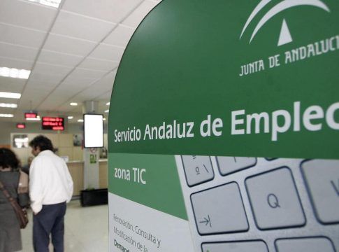 Empleo facilitará la primera experiencia laboral a 850 jóvenes desempleados con contratos en prácticas en el sector público