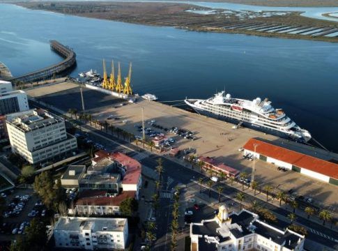 El Puerto de Huelva recibe la primera escala del buque de cruceros francés de lujo Le Bougainville