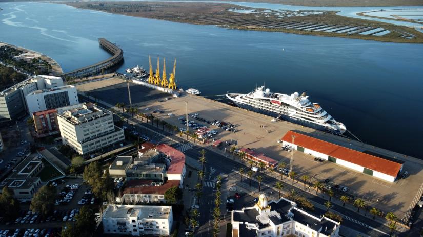 El Puerto de Huelva recibe la primera escala del buque de cruceros francés de lujo Le Bougainville
