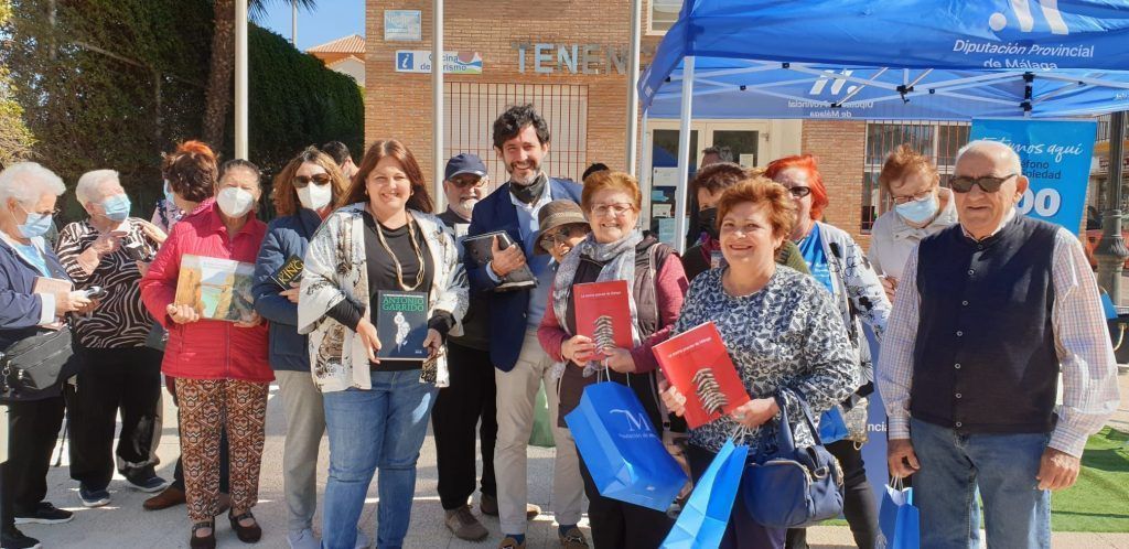 La biblioteca itinerante de la Diputación de Málaga realiza su primera parada en Algarrobo