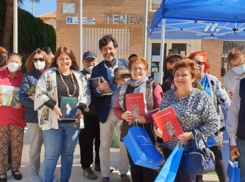 La biblioteca itinerante de la Diputación de Málaga realiza su primera parada en Algarrobo