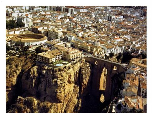 Málaga: milenaria y cosmopolita en el pasado, hoy convertida en primera potencia de la industria turística andaluza