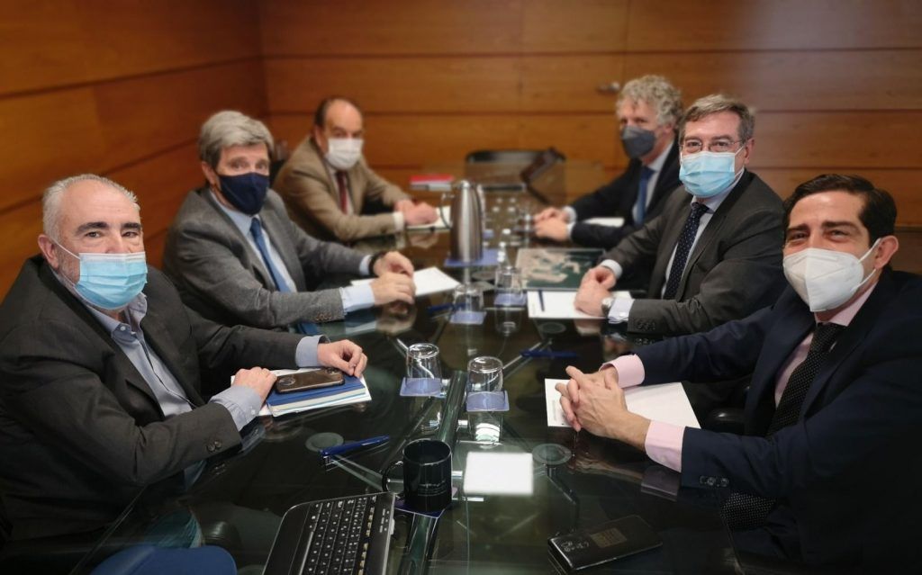 Los puertos de Sevilla y València reforzarán su colaboración en programas de sostenibilidad y conectividad