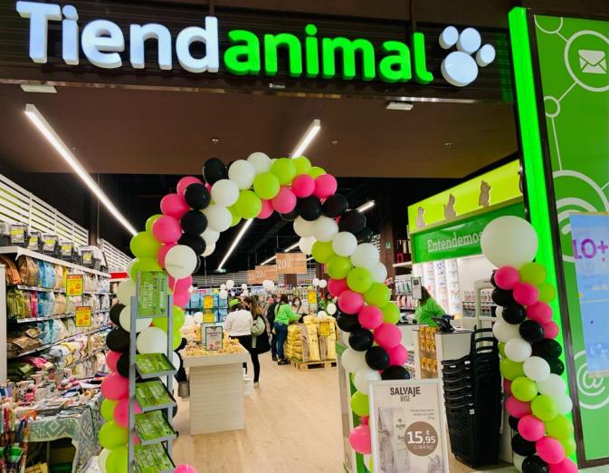 Los Arcos aumenta su oferta comercial con la apertura de Tiendanimal para atender al mundo de las mascotas