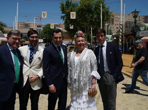 Moreno visita la Feria de Abril de Sevilla y celebra que se recupere la normalidad gracias a la responsabilidad colectiva