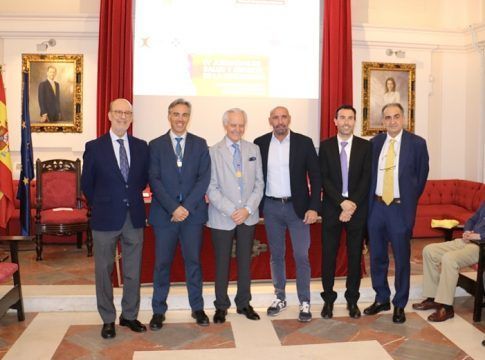 Médicos y futbolistas de élite abordan en la Real Academia de Medicina de Sevilla el tratamiento de las lesiones en la competición deportiva de primer nivel