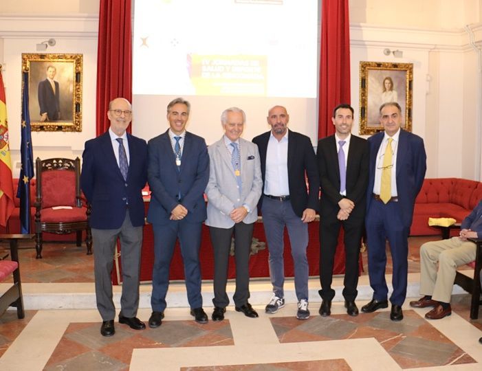 Médicos y futbolistas de élite abordan en la Real Academia de Medicina de Sevilla el tratamiento de las lesiones en la competición deportiva de primer nivel