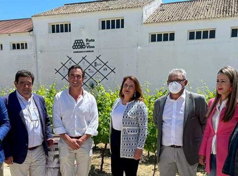 Carmen Crespo subraya la apuesta por la unión de fuerzas en el sector del vino del Condado de Huelva