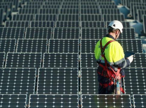 Comienza en Sevilla un programa de instalación de placas solares fotovoltaicas promovido por Fundación Generation Spain y BlackRock, en colaboración con Fundación Magtel
