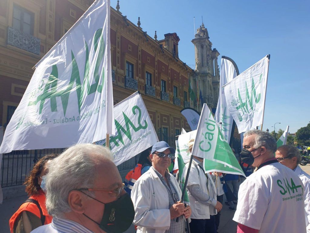 Los médicos se concentran en Sevilla para exigir mejoras en las condiciones laborales de los profesionales SUAP
