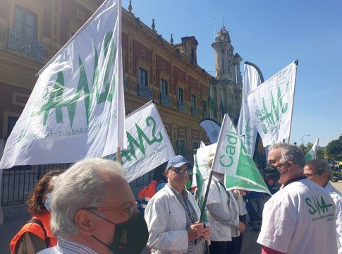 Los médicos se concentran en Sevilla para exigir mejoras en las condiciones laborales de los profesionales SUAP