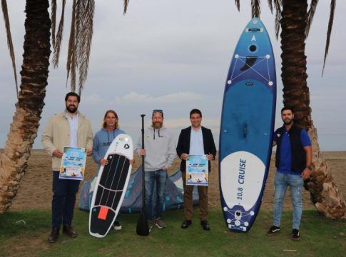 Alrededor de 300 jóvenes de municipios del interior podrán practicar surf, paddle surf, kitesurf, windsurf y piragüismo gracias a la Diputación de Málaga