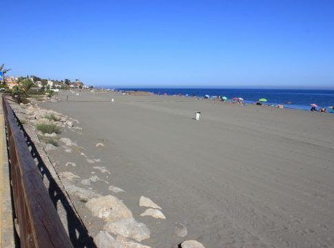 La Diputación de Málaga desarrolla este mes una campaña para mantener las playas limpias de plásticos y residuos