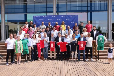 La Diputación de Málaga renueva las equipaciones de 82 escuelas deportivas municipales