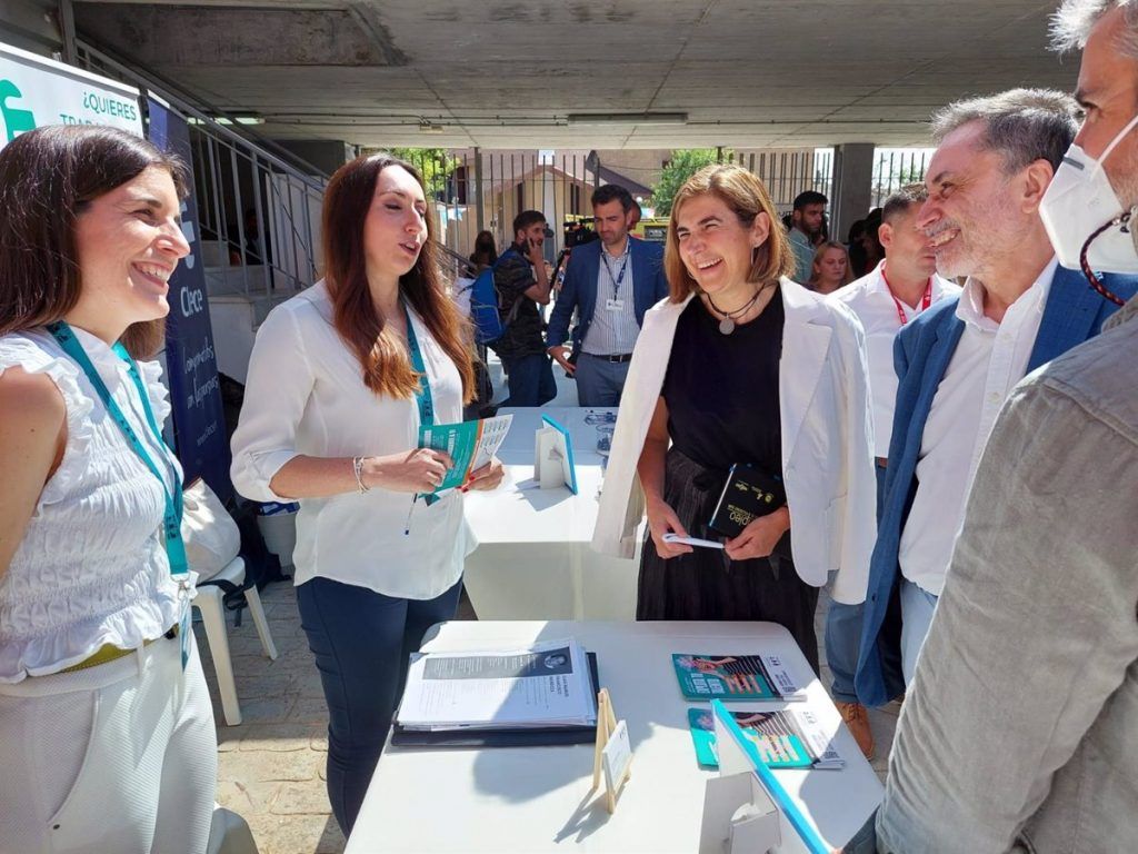 Rocío Blanco visita la Feria de Empleo del Polígono Sur