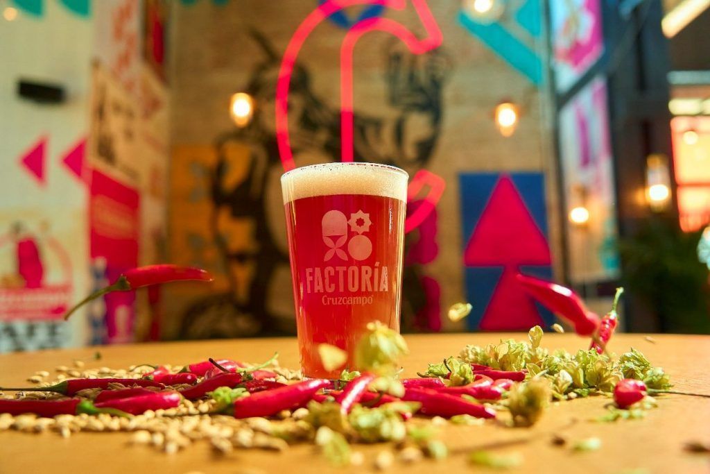 ¡Cruzcampo con chiles picantes! una cerveza con mucho acento y Rock’n ‘Roll