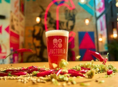 ¡Cruzcampo con chiles picantes! una cerveza con mucho acento y Rock’n ‘Roll