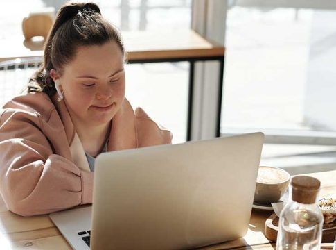 Andalucía participa en un proyecto contra la brecha digital de las personas con discapacidad intelectual