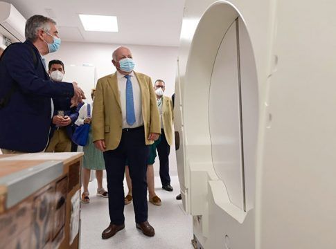 Nuevo equipo de radiocirugía de alta precisión para patologías cerebrales en el Virgen de las Nieves