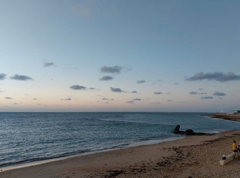 Las aguas de baño de las playas de Andalucía mantienen niveles de calidad adecuados