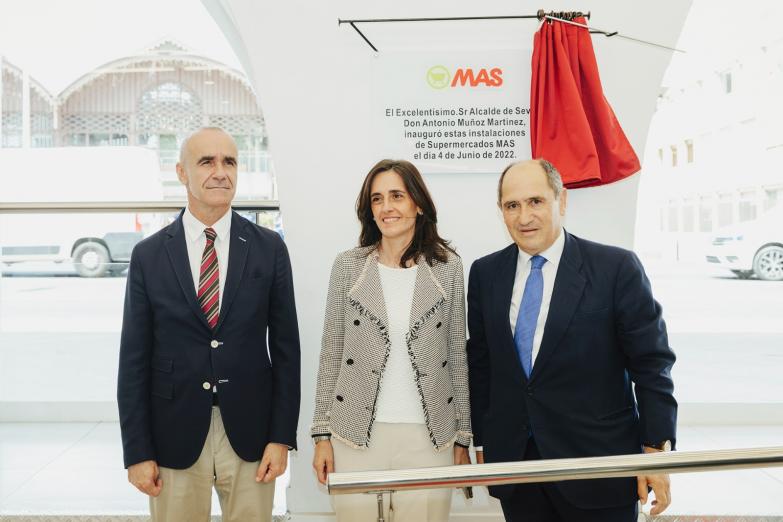 El alcalde de Sevilla inaugura el nuevo Supermercados MAS ubicado en la calle Arjona  